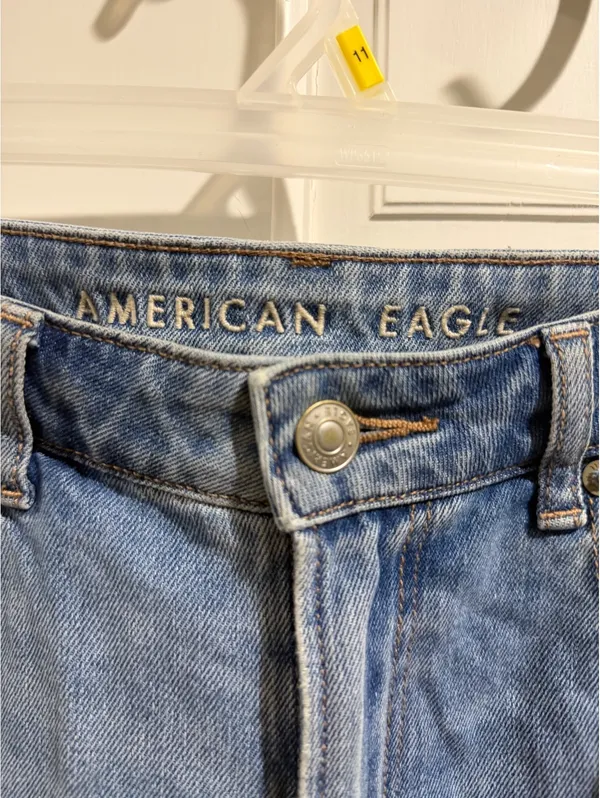 American Eagle Light Wash Mom Jeans Size 6 - Image 8