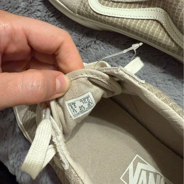 Vans Women's Beige and White Sneakers - Image 4