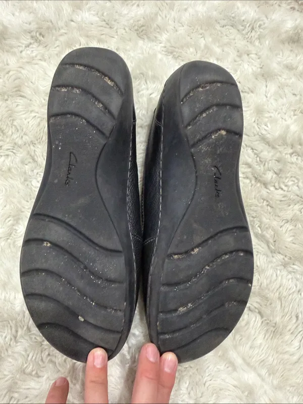 Clarks Black Cora Daisy women's Casual loafers Woman’s Size 8 - Image 5
