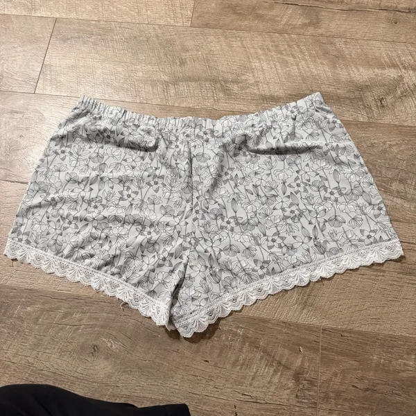 Floral Lace Trim Pajama‎ Shorts Gray White Sleep Bottoms Size L - Image 3