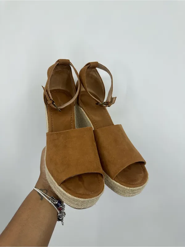 Universal Threads Tan Boho Wedge Sandals Women's Size 8.5 - Image 2