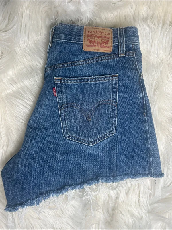 Levi's Shorts Women's Size 28 High Waisted Mom Shorts Frayed Hem Medium Wash - Image 4