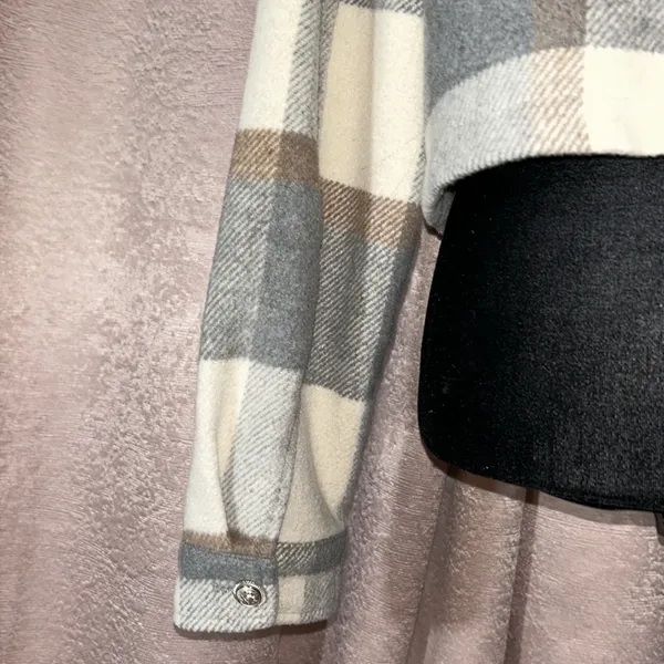 Size M Cropped Button Down Flannel Gray Size M - Image 10