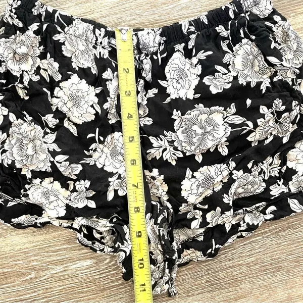 Brandy Melville black and white floral short shorts - Image 4