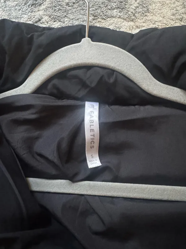 Fabletics Wander Puffer Jacket Cropped - Image 5