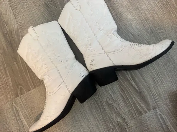White Cowgirl Amazon Boots 9 - Image 4