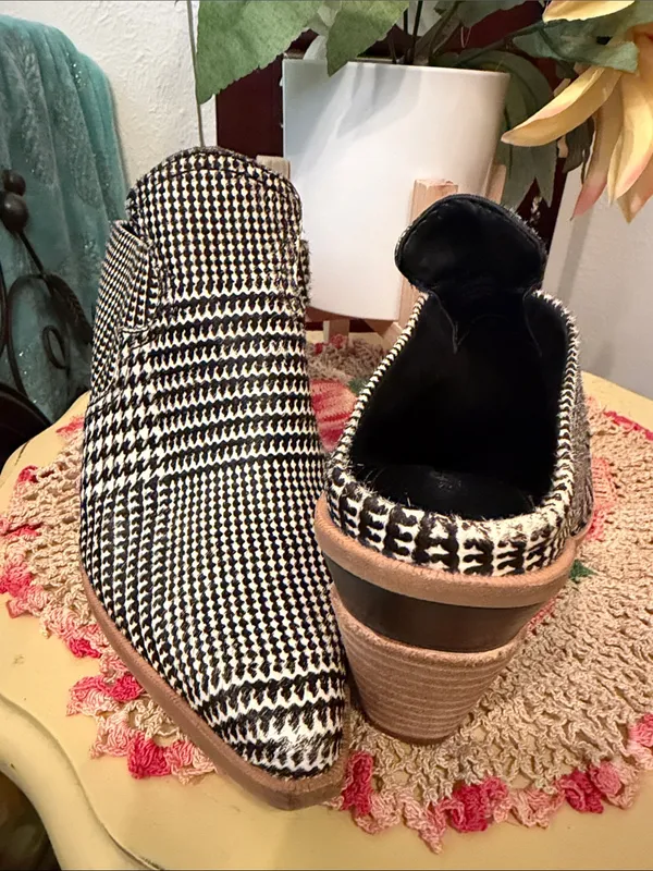 🏁🏁🏁BOGOHO🏁🏁🏁Gianni Bini Women's Black & White Houndstooth Ankle Boots-6.5 - Image 2