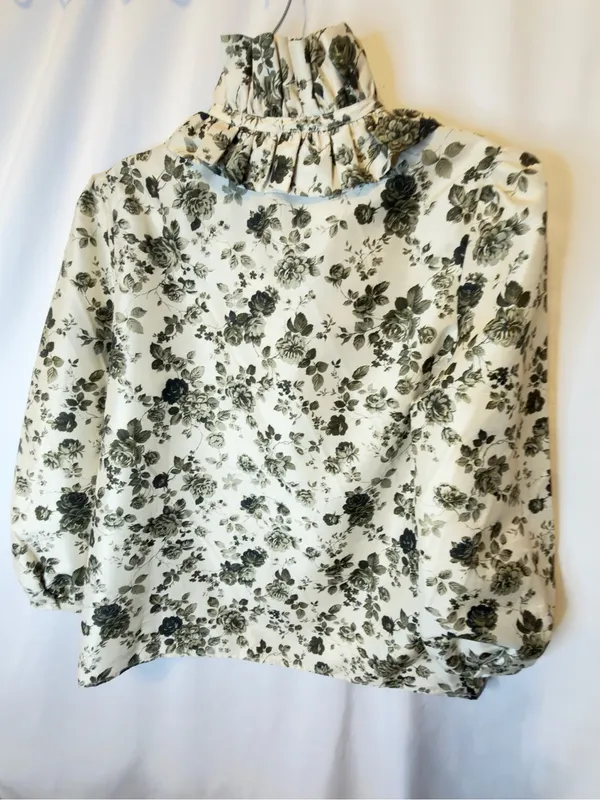 TUCKERNUCK Faded Roses Bouvier Blouse Size Medium - Image 10