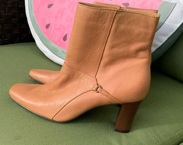 Boots Tan Size 6.5 - Image 3