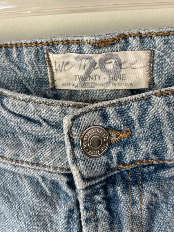We The Free Light Wash Denim Jeans Straight Leg Distressed Blowout Knee - Image 4