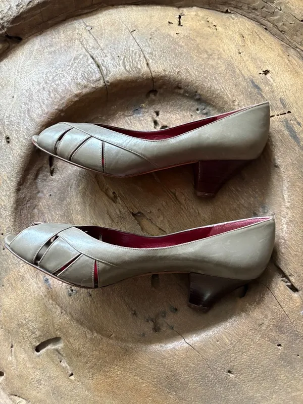 Vintage Evan Picone taupe peep toe women's pump heels retro made in Italy size 9 - Image 7