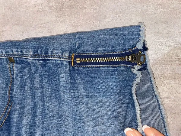Gap 1969 Women's Blue Denim Jean Shorts with Frayed Hem Side Zippers Size 10 - Image 5