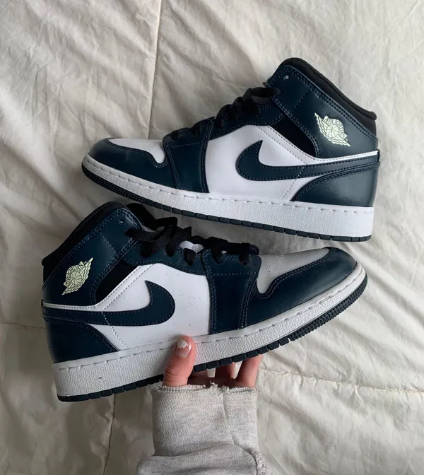 Nike Jordan 1 Mid - Image 2
