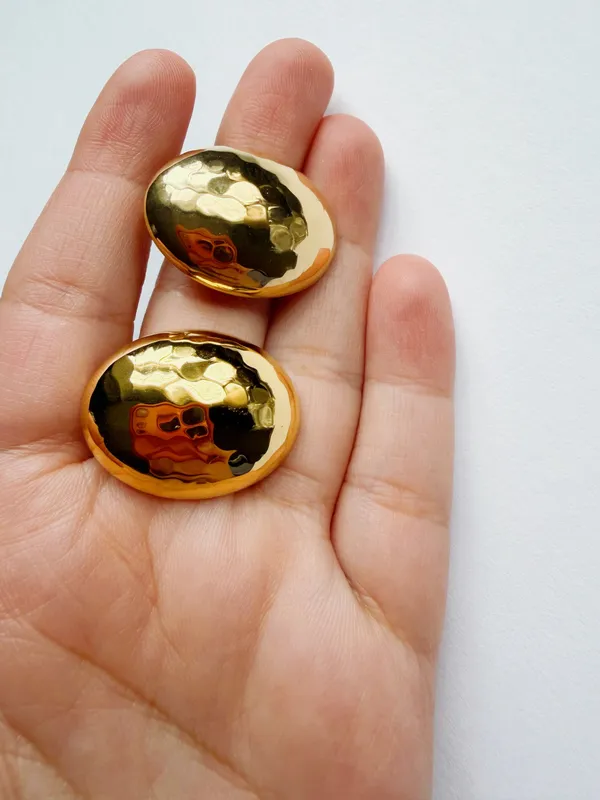 Gold old money earrings oval hammered studs - Image 2