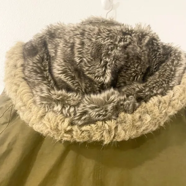 Banana Republic Women's Heavy Down Faux Fur Winter Coat - Medium - Image 9