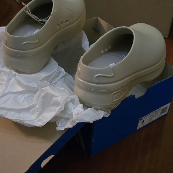 Adidas women adiform stan mule size 8 light brown - Image 4