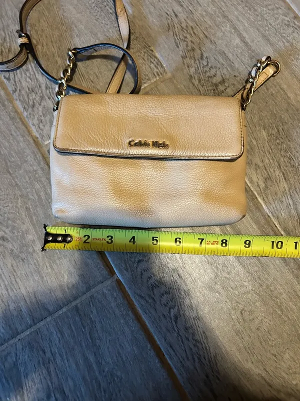 Calvin Klein Cream Leather Crossbody Bag with adjustable strap - Image 15