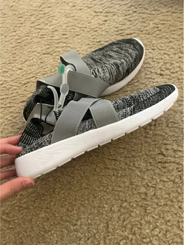 C431 Shoes woman sneakers gray size 7/8 west loop - Image 2