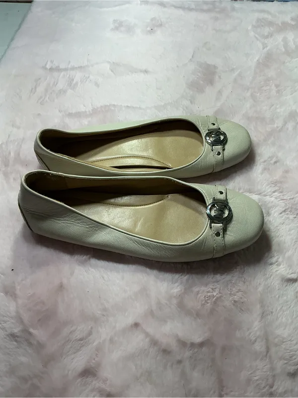 Michael Kors Ivory Leather Ballet Flats with Silver MK Accent b79 - Image 2
