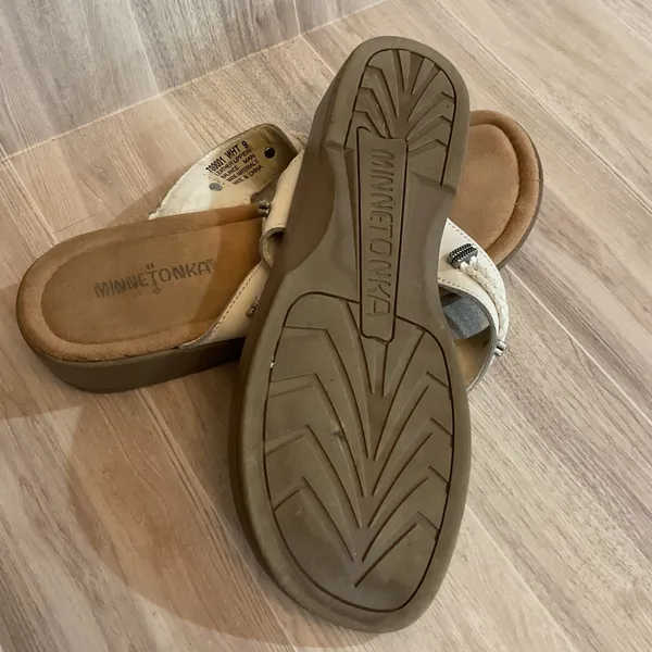 Minnetonka Womens White Leather Thong Sandals‎ Braided Silver Medallion 700001 9 - Image 4