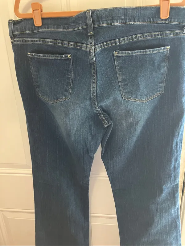 Old Navy Ladies Boot-Cut Jeans - Dark Blue with Light Wash Interior 16 Long - Image 9