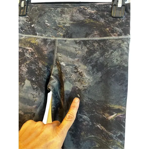 Lululemon Wunder Under Radiant Multi Marble Size 8 (note flaw) 27” inseam - Image 4