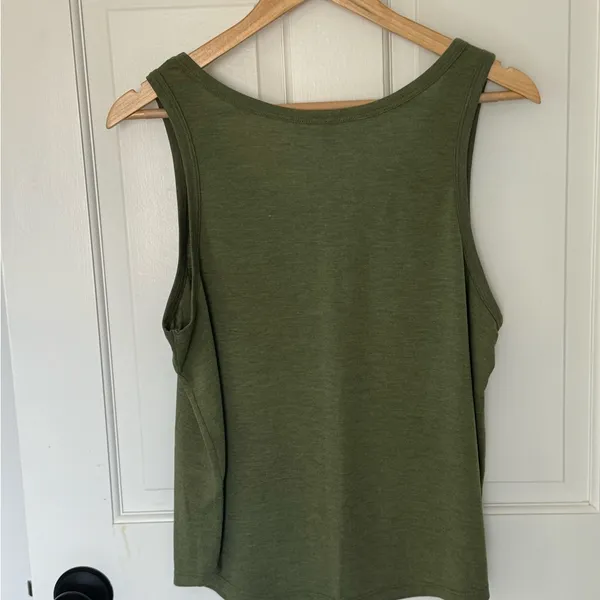 🛎️ Clearance H&M Divided Basic Green Tank Top Size Medium - Image 4