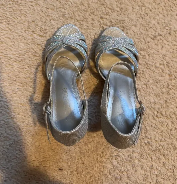Heels Sparkly Silver Size 6.5 - Image 3