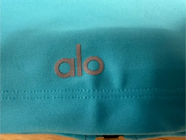 ALO Yoga Turquoise Blue Front-Zip Sports Bra small - Image 4