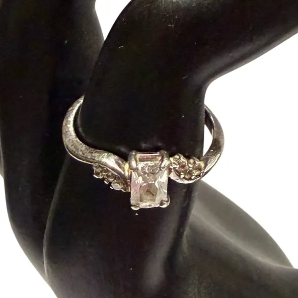 Vintage Sterling Silver Engagement Ring Emerald Cut Ring Size 7‎ Minimalist - Image 2