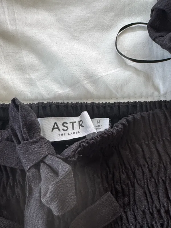 NWOT Astr the Label smocked dress size M - Image 3