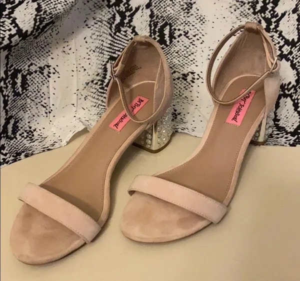 Betsey Johnson pearl heeled low heel dress sandals - Image 4