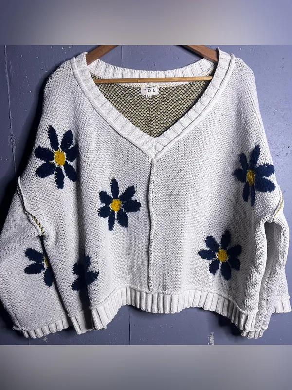 POL Daisy Knit V Neck Long Sleeve Sweater. Size Medium - Image 3