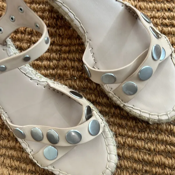 Charles David‎ Creme Wedges W Silver Button Detailing - Image 3