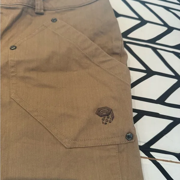 Mountain Hardwear tan hiking shorts in size large - Image 3