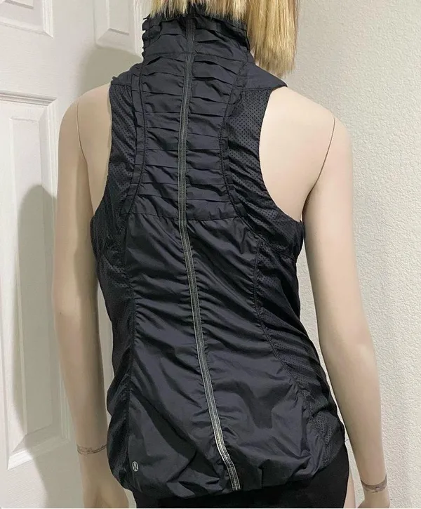 LULULEMON Black Lightweight Pleated Reflective Vest Size 4 - Image 3