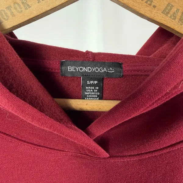 NWT Beyond Yoga‎ Happiness Cropped Hoodie in California Merlot Size Small - Image 4