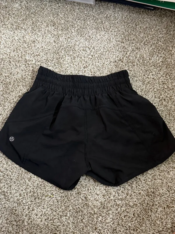 Lululemon Shorts 2.5" Hotty Hot Black - Image 2