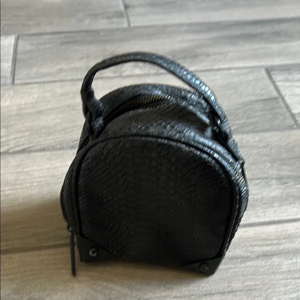 Chic Black Crossbody Bag - Image 5