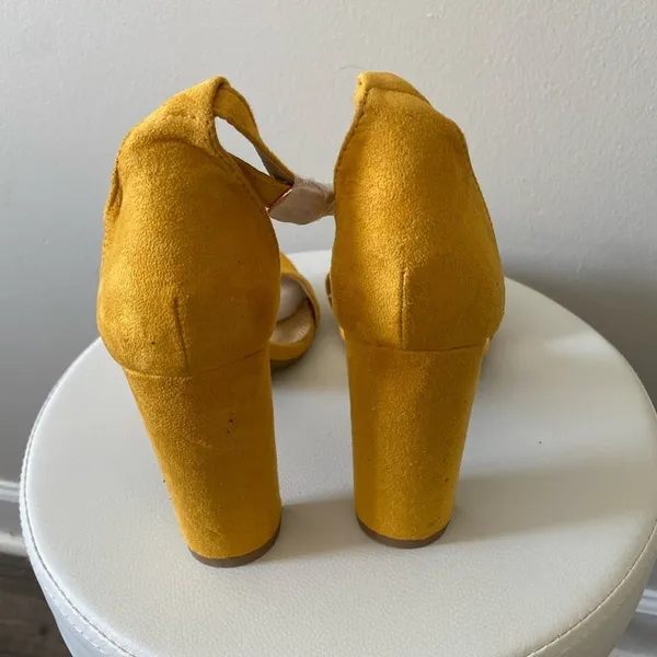 Mustard Yellow Block Heel Ankle Tie Sandals Size 9 NWT - Image 4