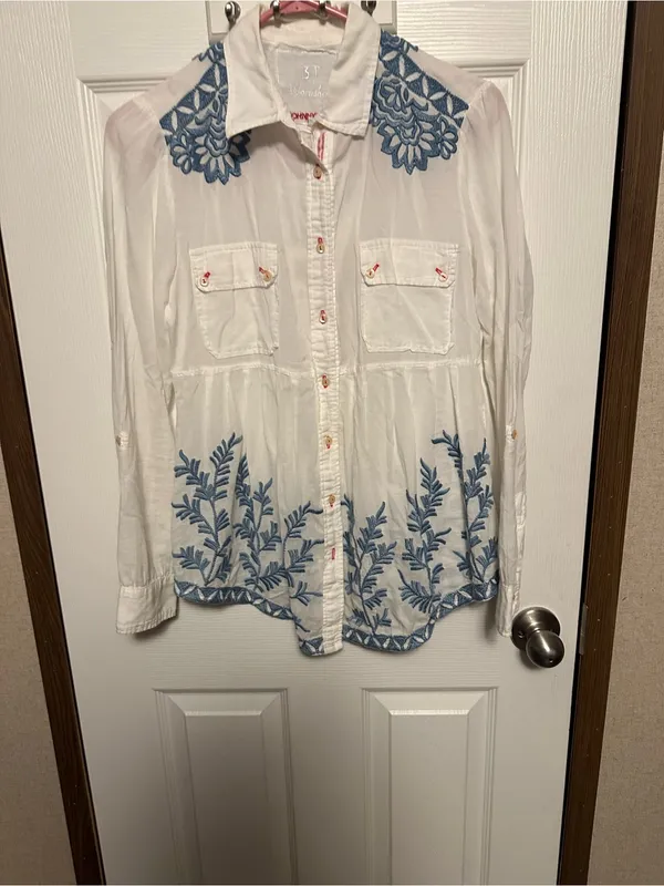 Johnny Was White Button-Front Shirt with Blue Floral Embroidery - Image 5