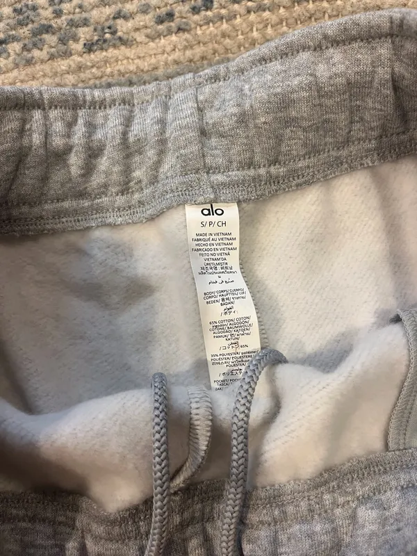 Alo Yoga shorts - Image 2