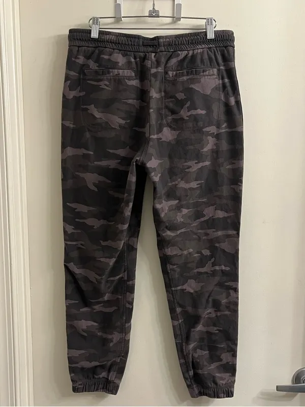 Athleta Camo Farallon Jogger Women’s Size 8 - Image 3