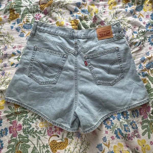 Levi’s Mom Shorts Light Wash High-Waisted - Image 2