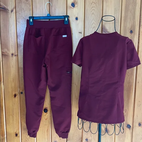FIGS Set Stylish burgundy scrub with top and jogger pants nurse scrubs - Image 12