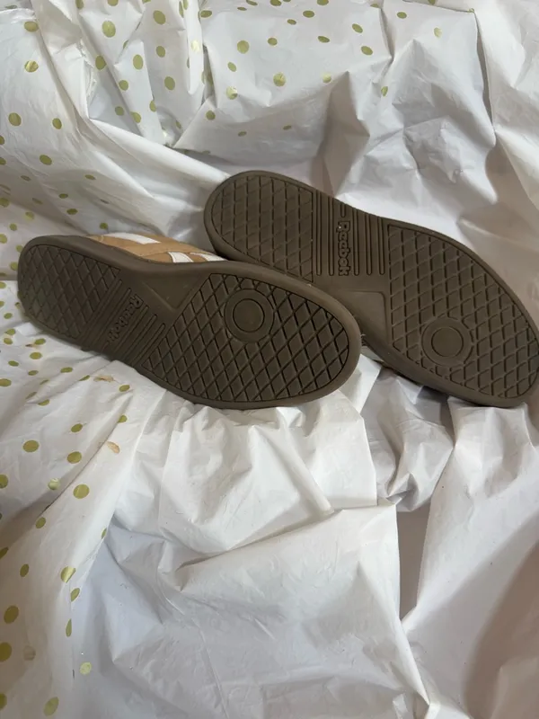 Reebok tan and white suede sneakers - Image 4