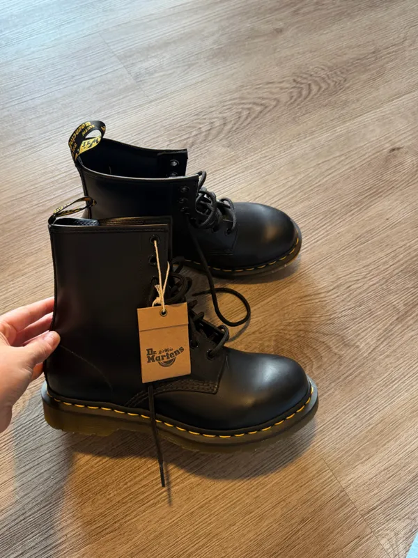 NEW Women’s Dr. Martens Leather Boots Size 8 - Image 5