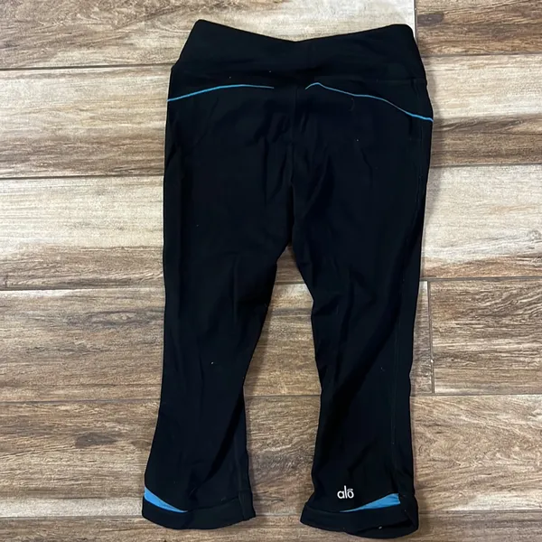 Alo yoga black capri leggings - Image 4
