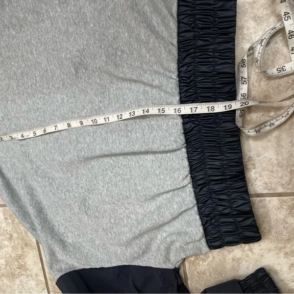 Nike Womens Sweatshirt Sz XS Gray Black Pullover Crew Neck Workout‎ Activewear - Image 4