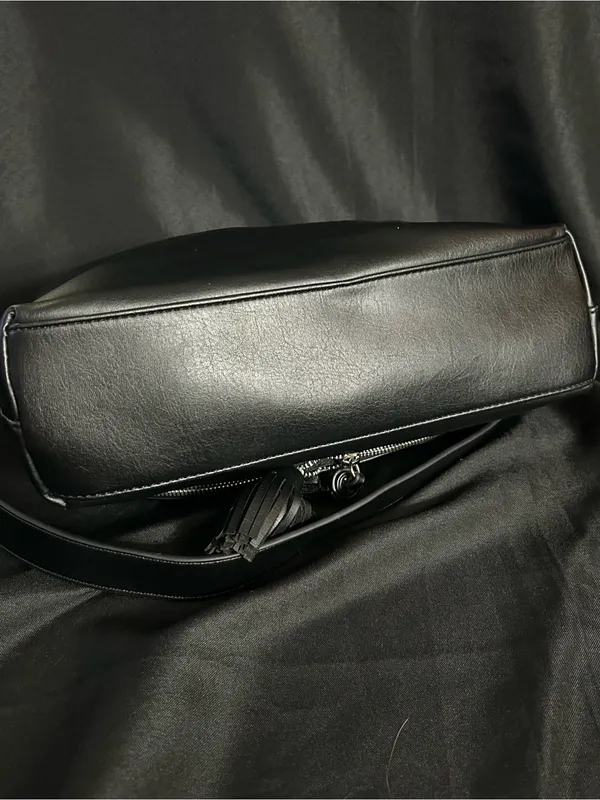 Nine West Black Leather Shoulder Bag Purse with Tassel Detail - Image 7